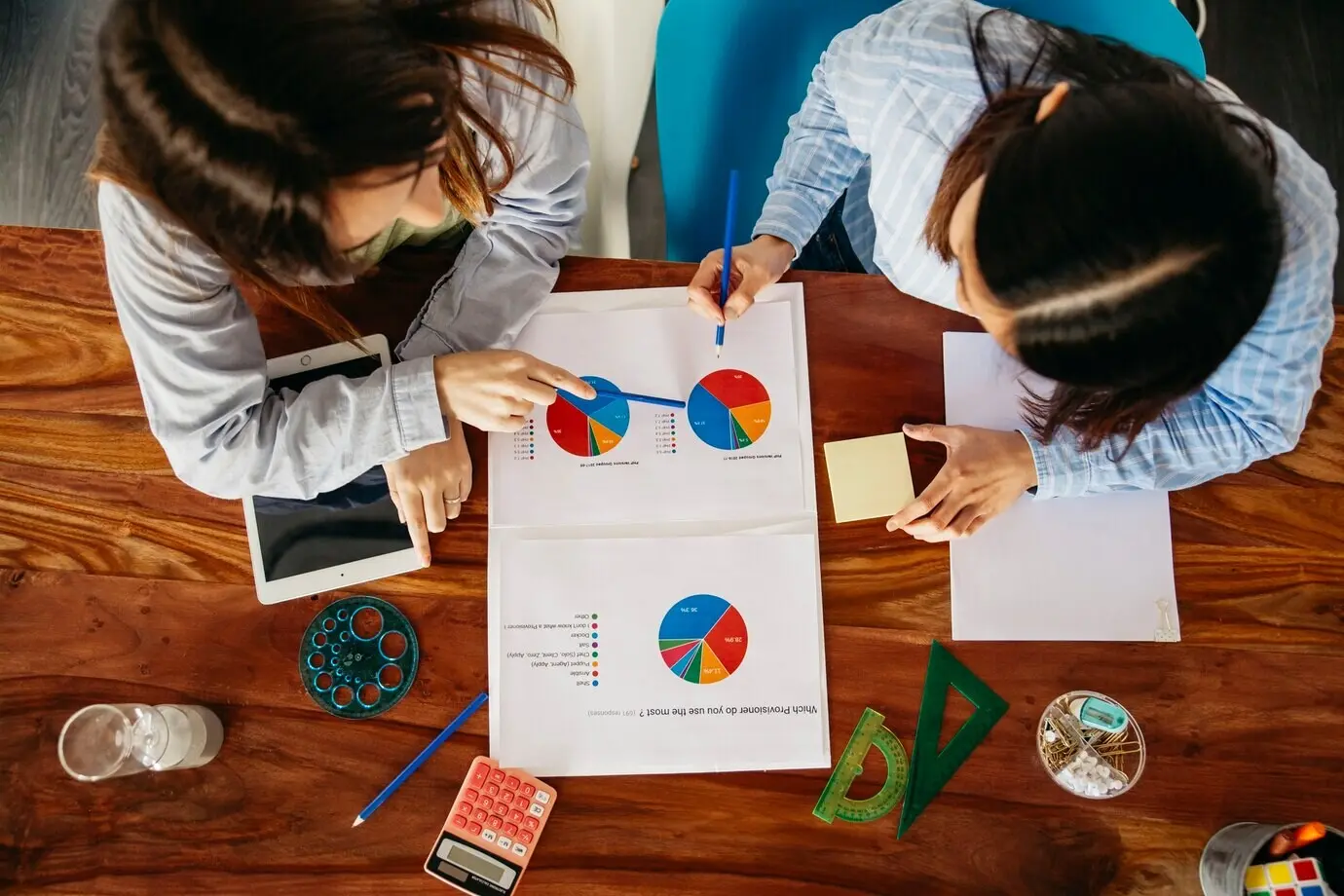 Frauen bei der Arbeit mit Daten und Papier.